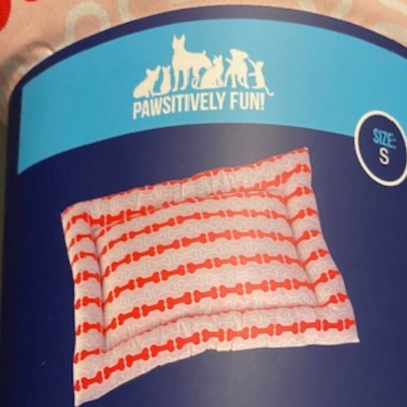 PAWSITIVELY FUN  PET CRATE MAT *Size: Small* Pink and White Bones - Picture 7 of 7